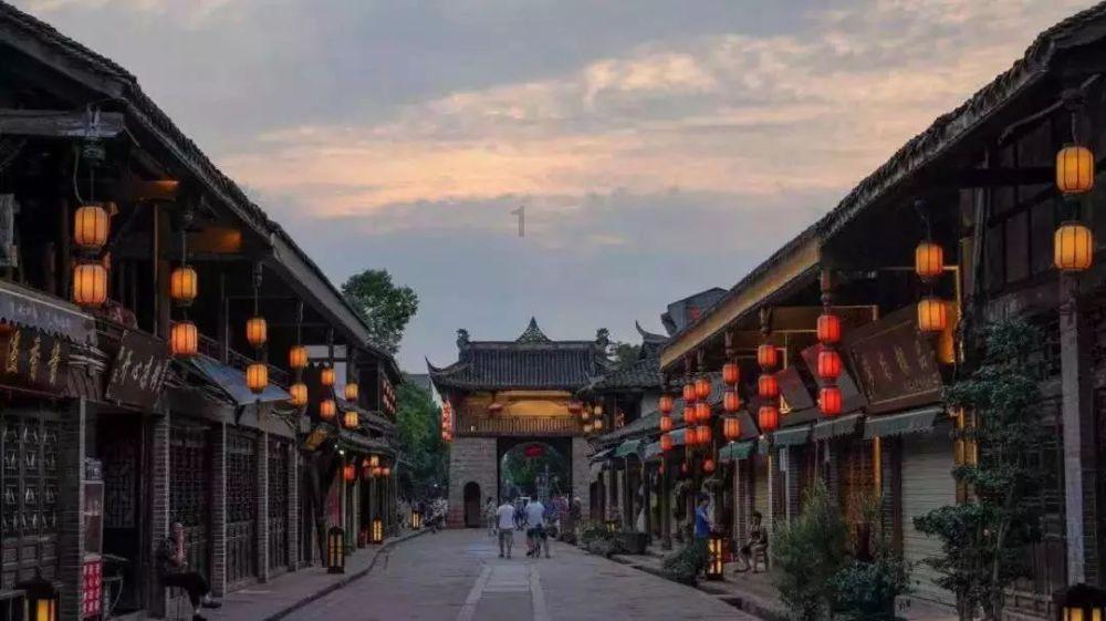 晚到却是“王炸”！红旗EH7曝光，百公里加速3.9秒